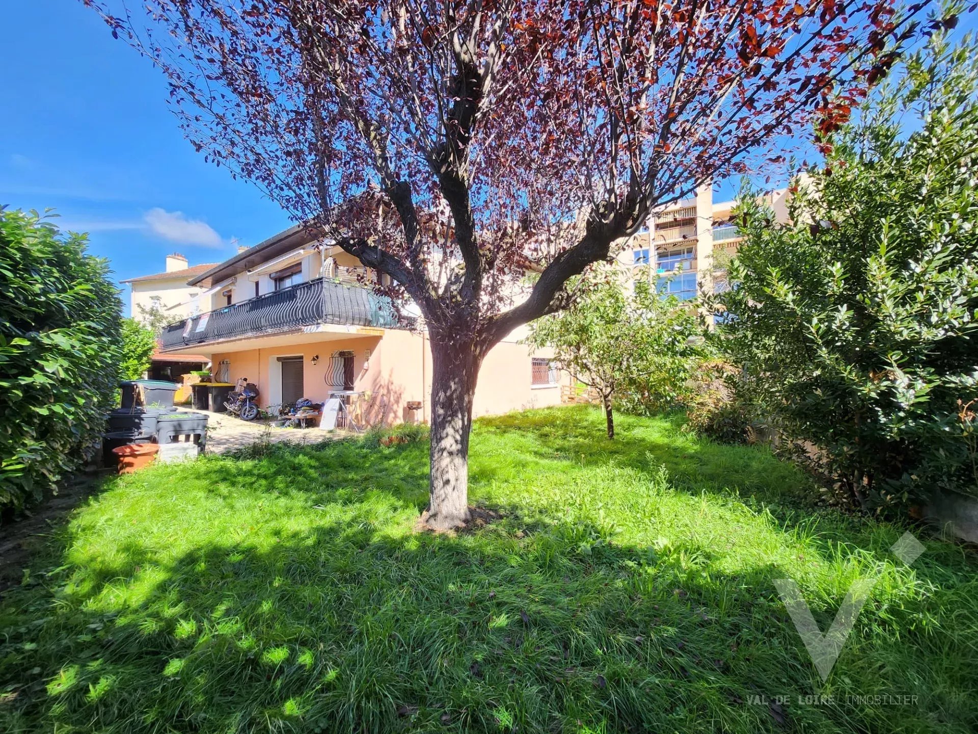 Maison Unieux proche centre avec 2 appartements.