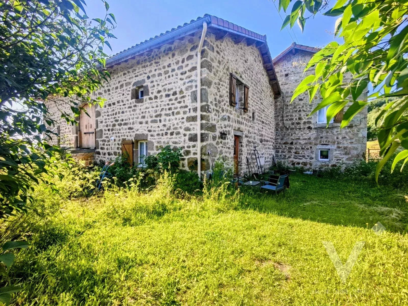 Ensemble immobilier en pierre – Ferme forézienne avec vue imprenable – Gumières