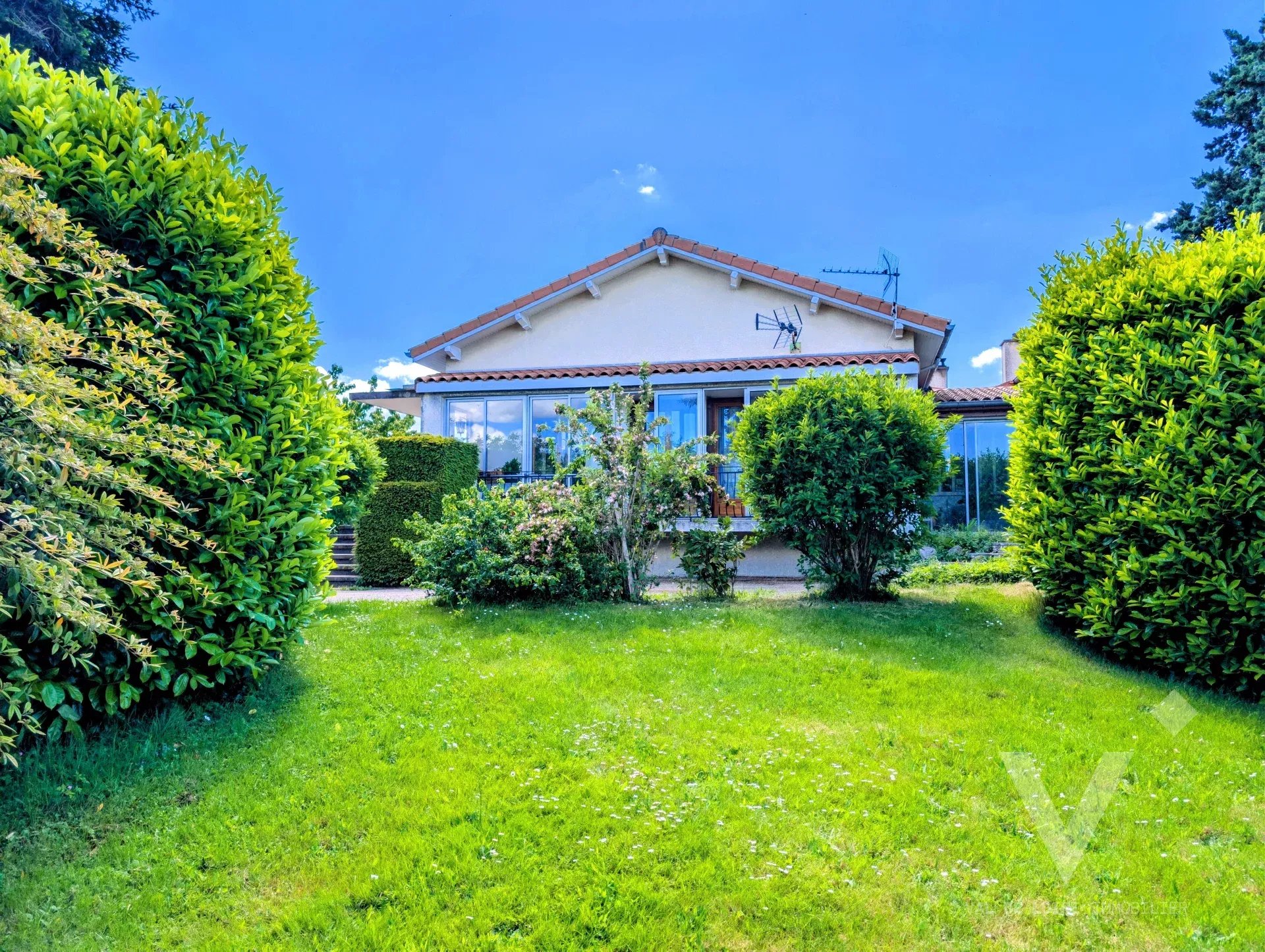 Maison d’architecte avec vue sur les Monts du Lyonnais – Avernay / Saint-Just-Saint-Rambert – 287 000 € FAI