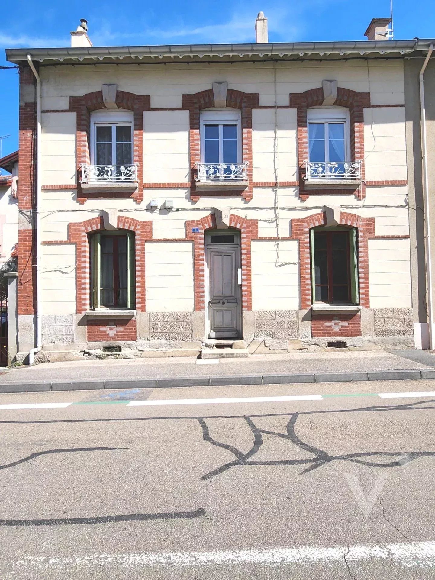 IMMEUBLE – LE CHAMBON FEUGEROLLES