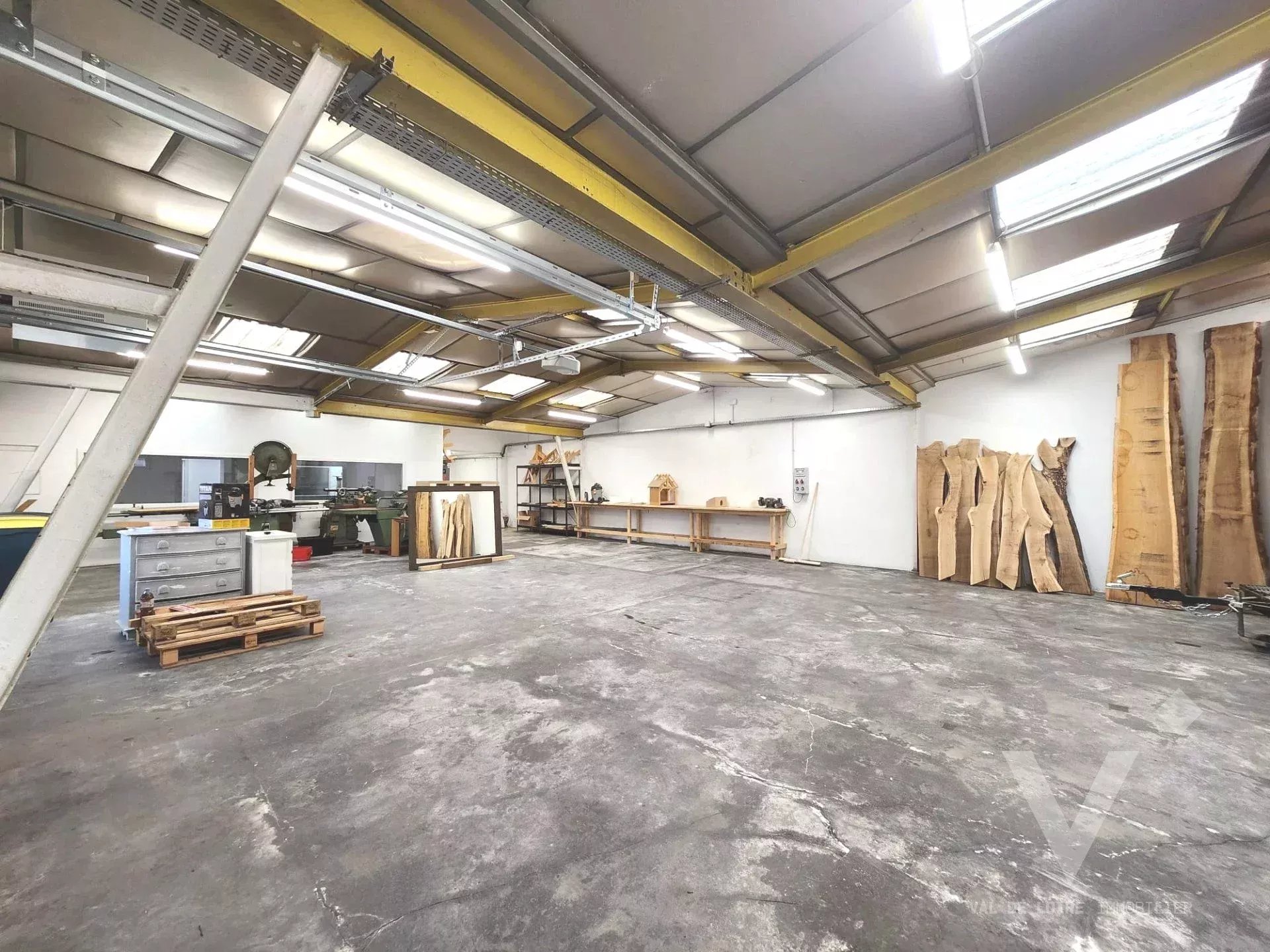 Local industriel d’environ 248 m²