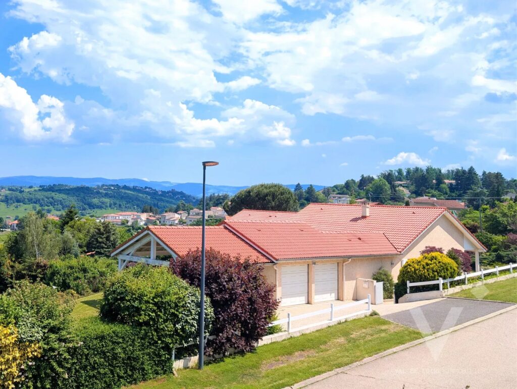 Maison 8 pièces 210 m² · à Saint-Genest-Lerpt · 210 m² · 470 000 €