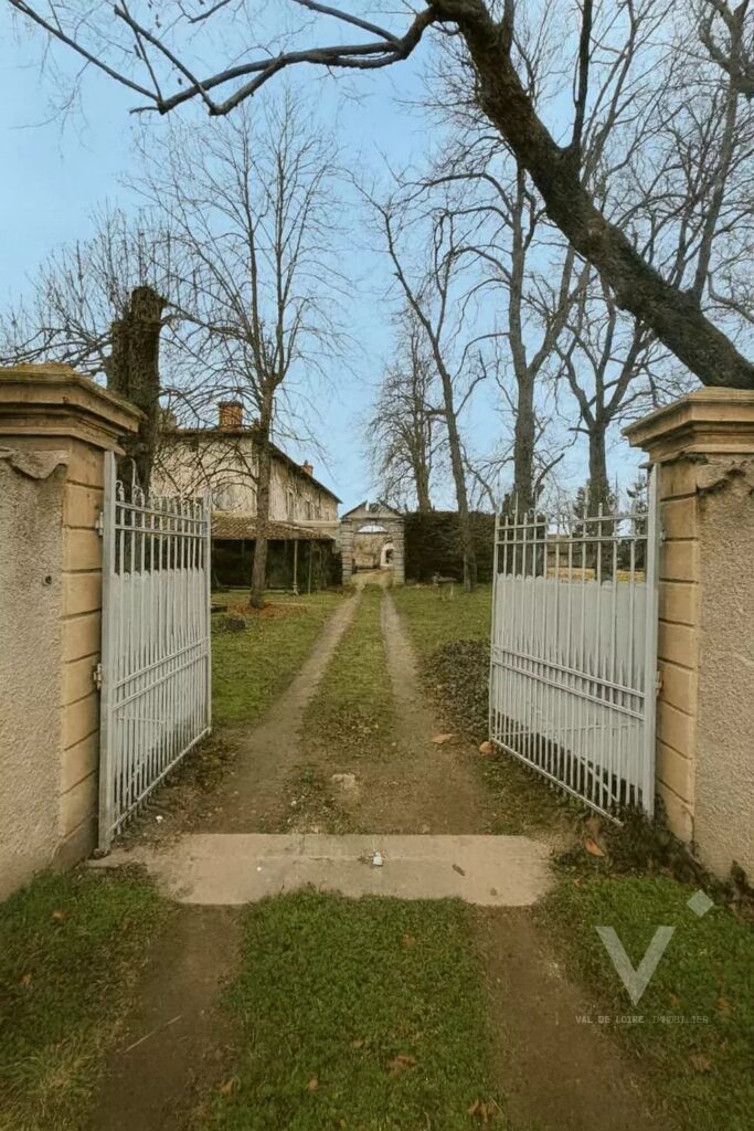 Maison 16 pièces 540 m² · à Chambéon · 540 m² · 690 000 €